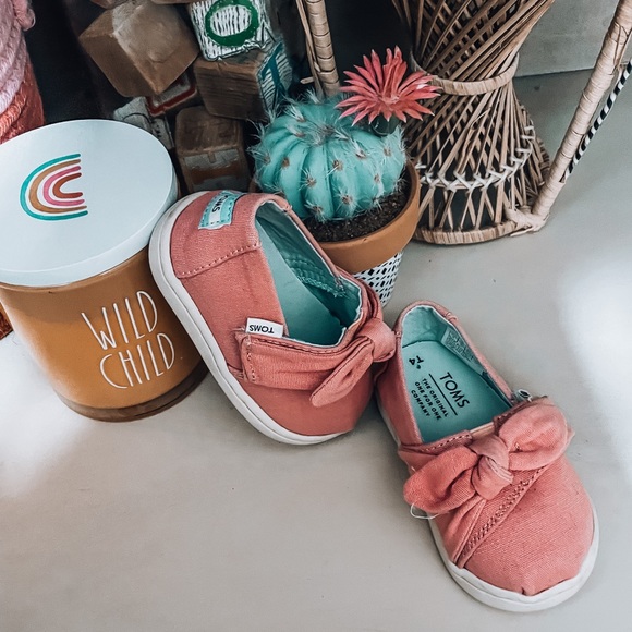 TOMS - Picture 2 of 3